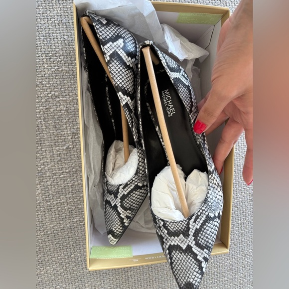 Michael Kors Mid Pump – Snake Embossed Leather – Size 8.5M brand new - Picture 15 of 16